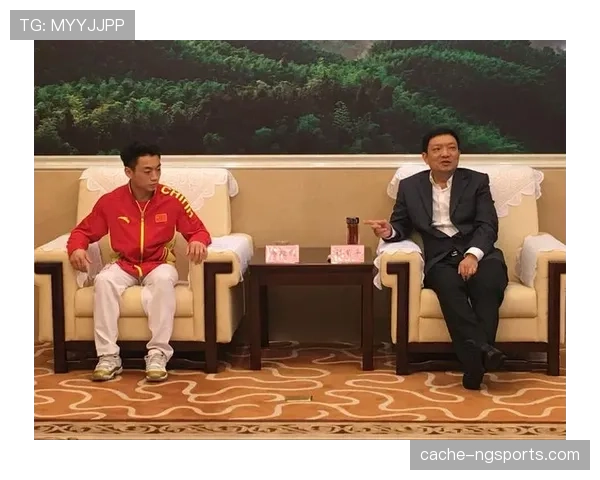 邹敬园家里摆满奖杯，邻居以为开了个小博物馆